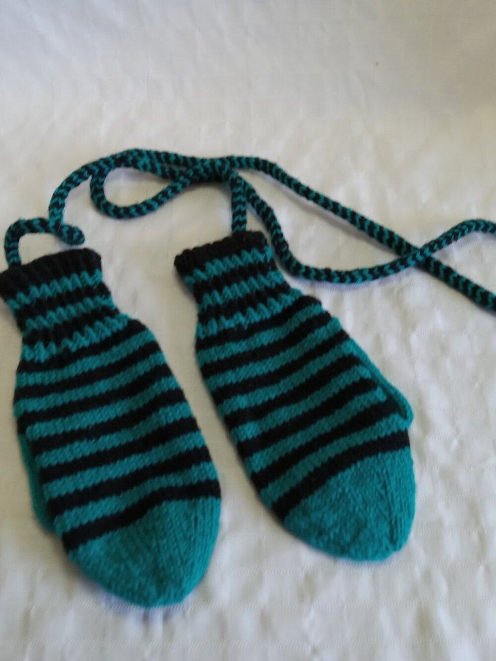 Retro mittens hand-knitted by my mother in the 1990s, in perfect condition